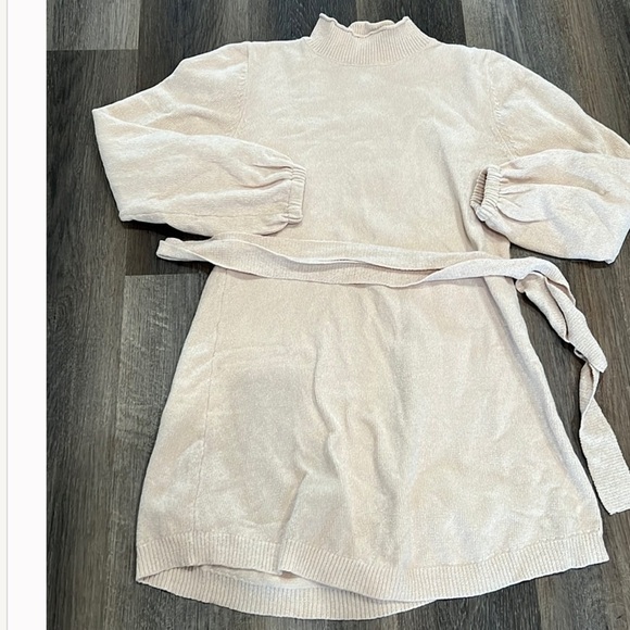 Dresses & Skirts - Sweater dress so soft  belt
22 flat lay P-P
37 length 
Can b stretched more